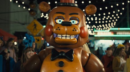 [Рецензия] Нощна смяна във Фреди 2 – когато хорърът се превръща в продукт за най-запалените