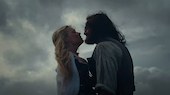 [Рецензия] на Брулени хълмове: Марго Роби и Джейкъб Елорди палят екрана, а филмът образува буря от плът